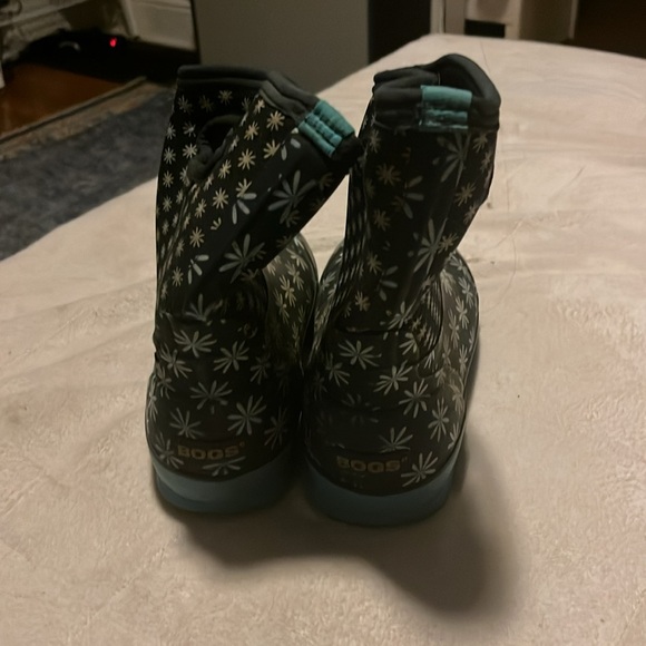 Bogs blue flower design rain boots.  Women’s size 9. - Picture 3 of 4